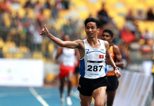 Tuyển thủ quân đội Nguyễn Văn Lai giành Huy chương vàng SEA Games 29 trên đường chạy 5.000m. Ảnh: Hải Đăng